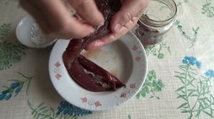 Как быстро солить ярко  красную икру сельди без тузлука