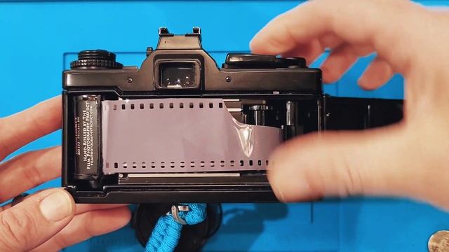 How to load film and batteries into an Olympus Om4. смотреть онлайн