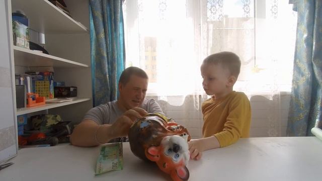 папа с максимом разбивают копилку!!!что же там!!!шоК!!! смотреть онлайн