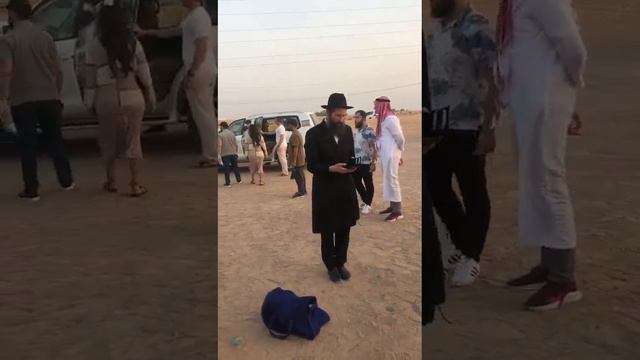 молитва "Шмона эсре" в Дубае, в пустыне. смотреть онлайн