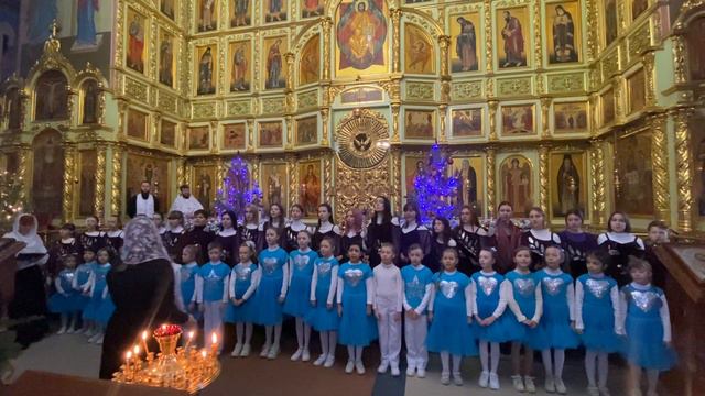 «Небо и земля ныне торжествуют» - детский хор ансамбля Благовест.