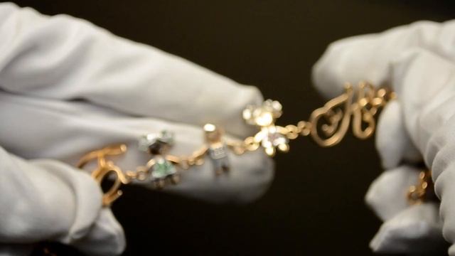Женский браслет в подарок на рождение с детскими фигурками, инициалами и драгоценными камнями смотреть онлайн
