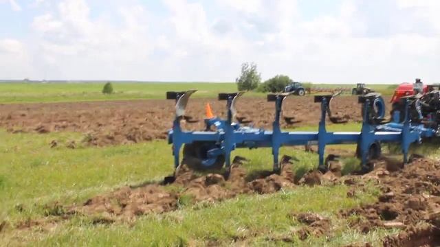 Оборотный плуг PERESVET ППО 5/6-35 на полях в Ступино (День пахаря -2018) смотреть онлайн