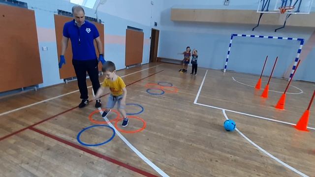 Прыжки на двух ногах, на одной ноге. смотреть онлайн