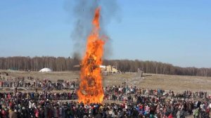 Сжигание огромного чучела Масленицы. Этномир. 2014г.