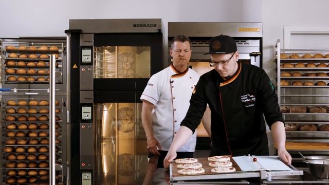 Pizza auf Stein gebacken - im HELIOS Etagenbackofen/Pizza baked on stone - in the HELIOS deck oven смотреть онлайн