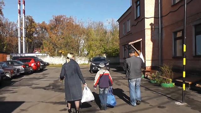 идём к машине от крыльца роддома смотреть онлайн
