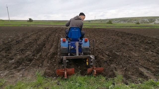 Посадка картофеля минитрактором под двухрядный окучник смотреть онлайн