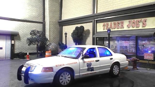 Louisiana State Police 1/18 scale Ford Crown Victoria low profile with lights. смотреть онлайн