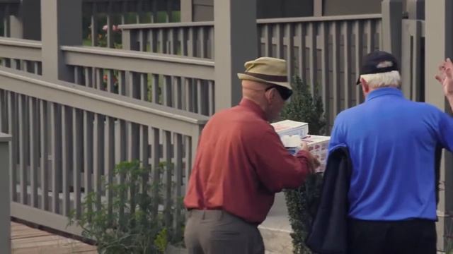 Старик ворует пиццу у заказчика смотреть онлайн