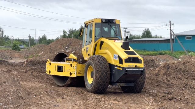 Работа грунтового катка BOMAG BW215D-40 с кулачками, Operation of the BOMAG215 dirt roller with cam смотреть онлайн