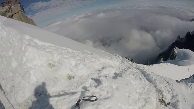 Иду первой в связке по гребню от Aiguille Du Midi