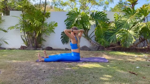 10 Minute Pilates Stretch Workout - at Home! смотреть онлайн