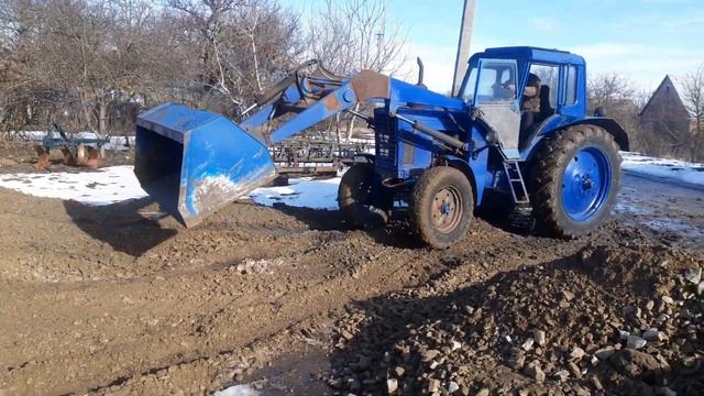 Засыпаем двор щебнем. Мтз 80 с погрузчиком смотреть онлайн