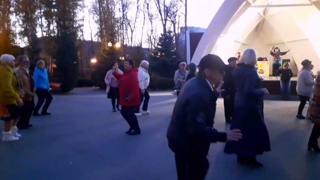 ГАДАЙ, ГАДАЙ ЦЫГАНКА! ЗАЖИГАТЕЛЬНЫЕ ТАНЦЫ В ПАРКЕ ГОРЬКОГО ХАРЬКОВ СЧАСТЛИВЫЕ ДНИ смотреть онлайн