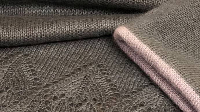 МК для начинающих _Двухсторонняя шапка и палантин спицами _ . (Часть 1) смотреть онлайн