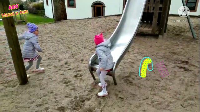 Катаемся на Горке - ПОПОЙ Вперёд! Мама, Аня не пускает меня! //Забавное видео // КИДС Маша и Аня смотреть онлайн