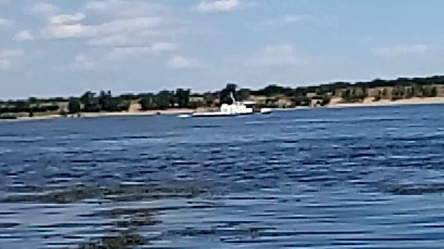 Катер идет вниз по Волге The boat goes down the Volga 船沿着伏尔加河而下 船沿着伏尔加河而下 ボートはヴォルガ川を下る 배는 볼가강을 따라 내 смотреть онлайн