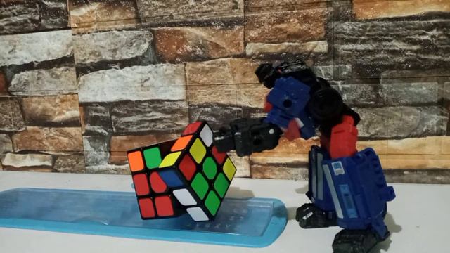 Transformers Crosshair is solving Rubik's cube смотреть онлайн