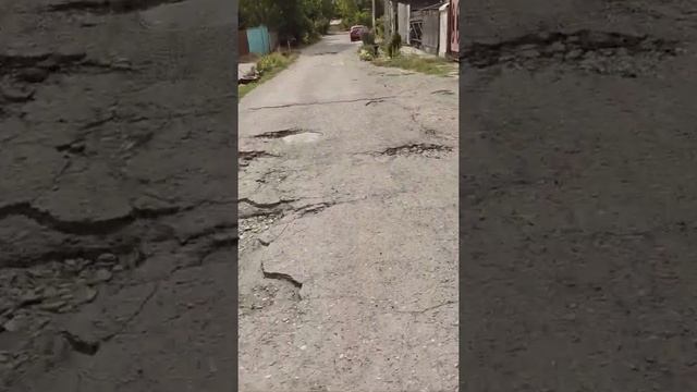 Пятигорск.ул.Широкая.Меняют новые бордюры на более Новые.А пер.Ровный? смотреть онлайн