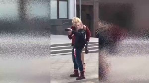 Анатолий Анатолий - на лабутенах.