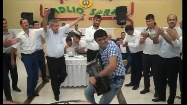 Onun ayaqüstü qarmon ifası hər kəsi oynatdı - Başına pul səpdilər - Azərbaycan toyları смотреть онлайн