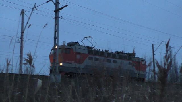 "Сквозь камыш под первые морозы" ЧС4Т-358 резервом следует на станцию Миллерово (Вибро-пантограф) смотреть онлайн