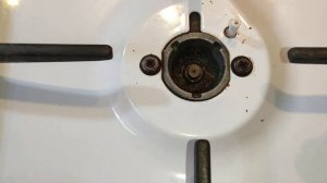 Не горит, плохо горит горелка газовой плиты. Как исправить своими руками?