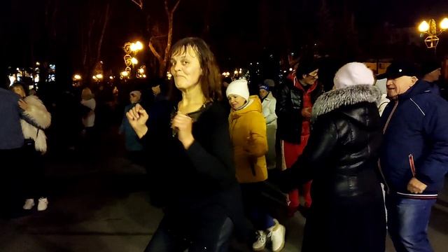 В ГОРОД ПРИХОДИТ ВЕЧЕР!???/ТАНЦЫ В ПАРКЕ ГОРЬКОГО ХАРЬКОВ ДЕКАБРЬ 2021 смотреть онлайн