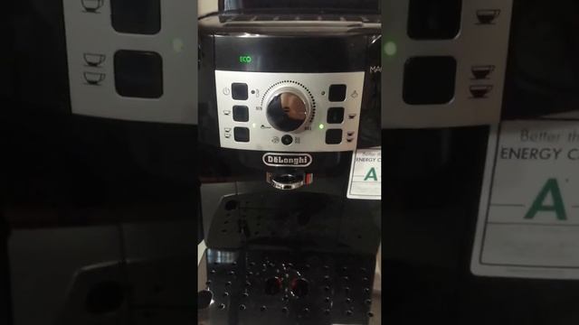 Macchina da caffè DeLonghi Magnifica S - ECAM 22.110.B coffee maker in action смотреть онлайн