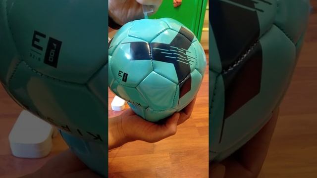 как накачать мяч в домашних условиях,подручными средствами #мяч#накачятьмяч#насос#футбол