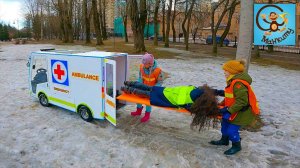 Дети и Машина. Диана и Даня на машине скорой помощи. Манкиту
