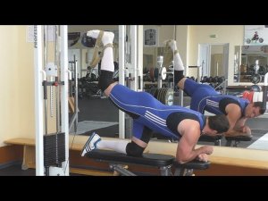 Разгибание бедра в кроссовере на четвереньках: техника и нюансы