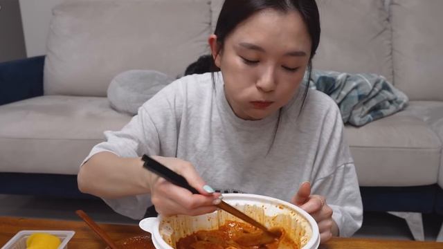 Real Mukbang:) Spicy Yeopgi Tteokbokki !! Put whatever I want!★ Dessert is Shine Muscat? смотреть онлайн