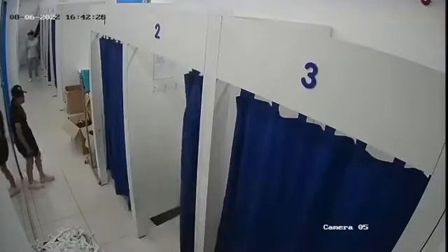 В ТЦ "Фестиваль" женщина украла одежду смотреть онлайн