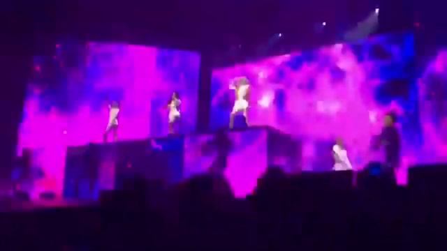LISA Left ALONE Due To Stage Malfunction In Hamilton - CLOSE VIDEO - #BLACKPINK смотреть онлайн