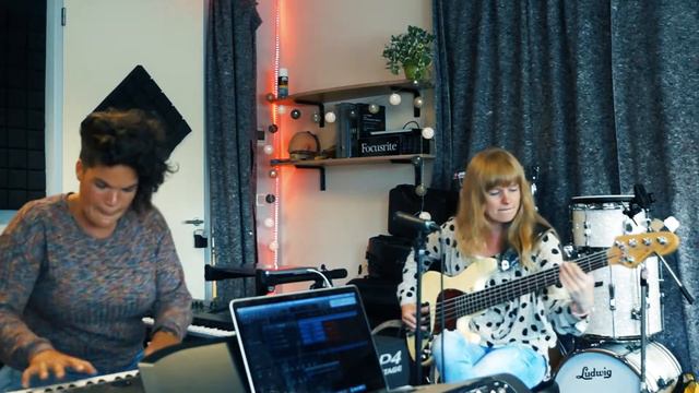 Rosan Asmussen ft. Sophie Anglionin (Funky Sophie) - Kadipo [Jam] смотреть онлайн