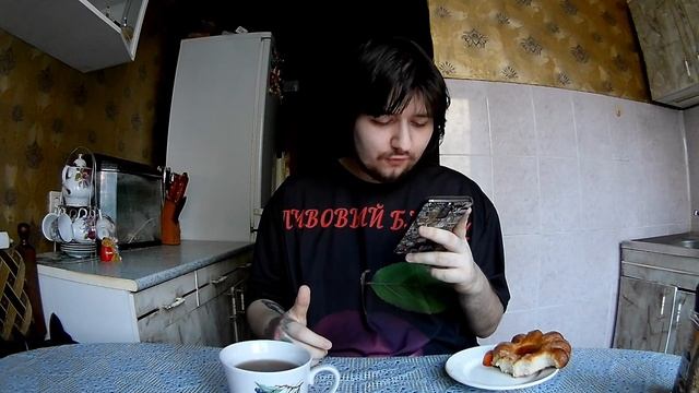 Завтракаю сладкой булочкой  и пробую кофе Арабика