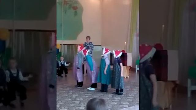 Мальчики поздравляют девочек с 8 Марта! смотреть онлайн