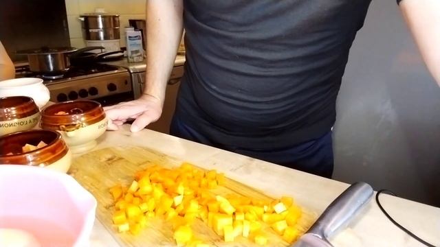 Простой рецепт/Картошка в горшочках с мясом и грибами/Готовит Батя/ смотреть онлайн