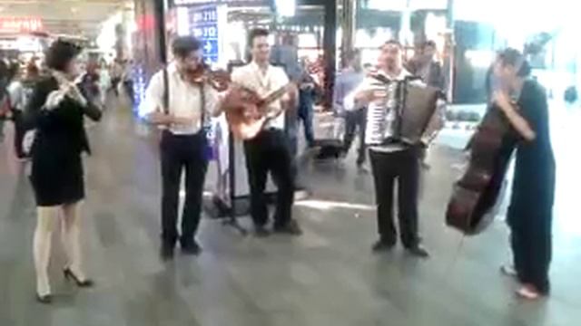 Музыканты отжигают в аэропорту Стамбула смотреть онлайн