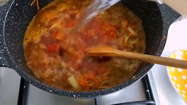 Вкусный мясной обед. Обед с мясом и спагетти