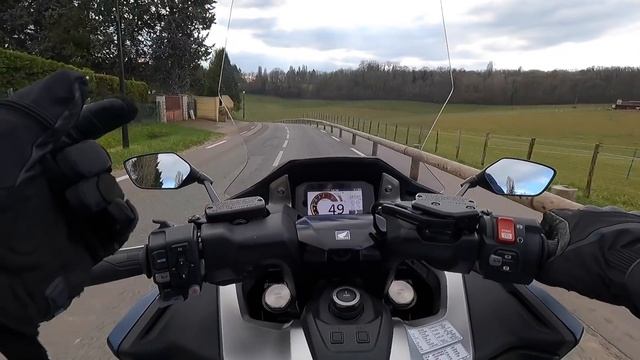 Essai Honda Forza 750 - aussi rapide qu'une Audi RS3 de 0 à 100 km/h!! смотреть онлайн