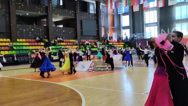 1/4 финала Юниоры 2+1 E класс, Европейская программа, Медленный вальс смотреть онлайн