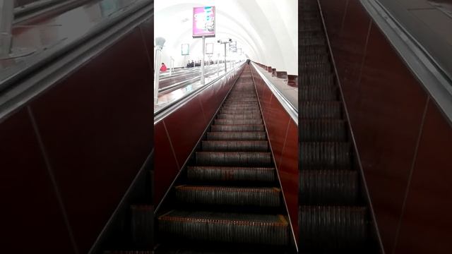 Эскалатор,станция метро улица Дыбенко,общественный транспорт СпБ.Escalator,metro station metro смотреть онлайн