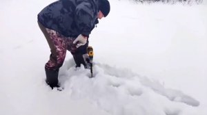 Битва двух шуруповёртов DeWalt и китайского Nanwei для бурения льда. Бурим очень много лунок.