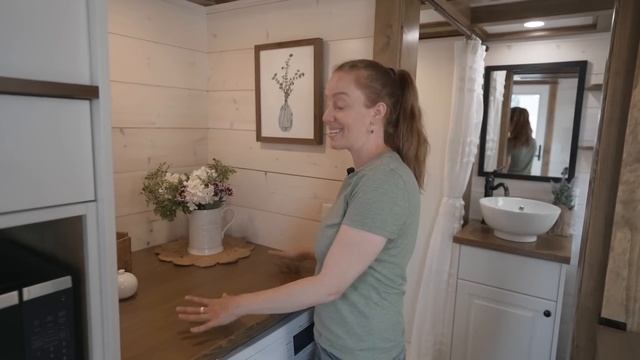 Beautiful ULTRA SMALL 16ft Tiny House Tour смотреть онлайн