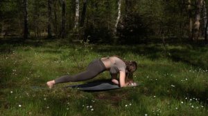 Дневное растягивание в лесу