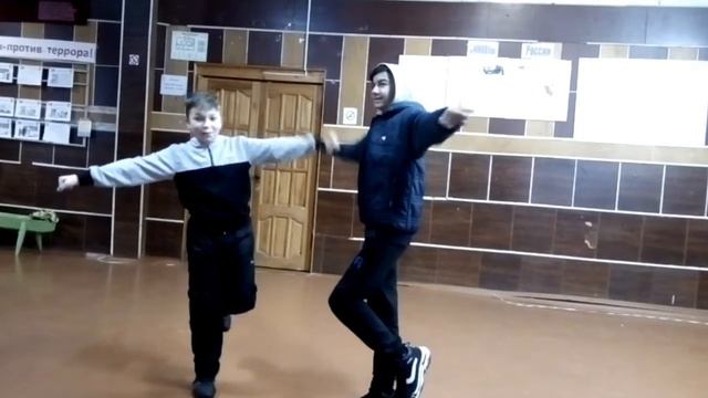 КТО ДОЛЬШЕ НА ОДНОЙ НОГЕ ЧЕЛЛЕНДЖ // АЙФОН ПОБЕДИТЕЛЮ! смотреть онлайн
