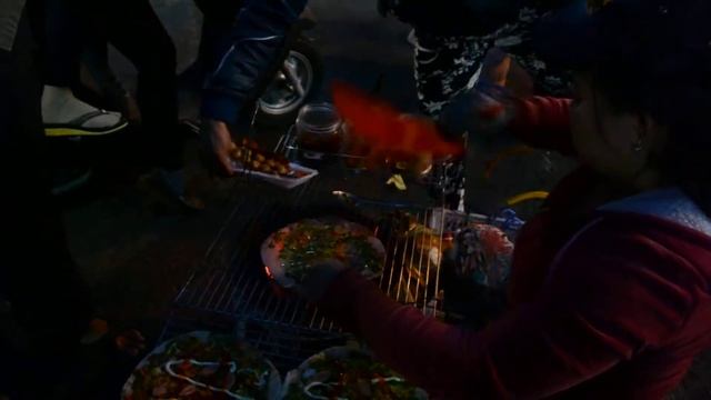 Как готовят блин с начинкой во Вьетнаме